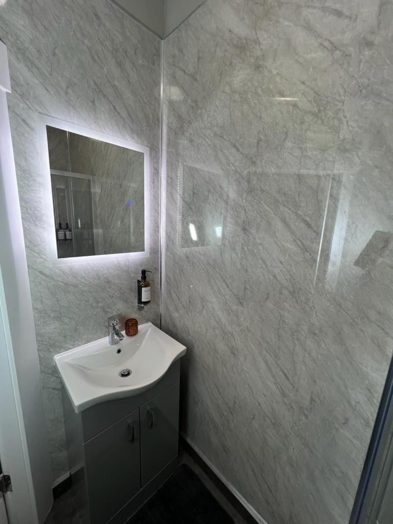 No 6 Lansdowne Apartment พอร์ตรัช ห้อง รูปภาพ